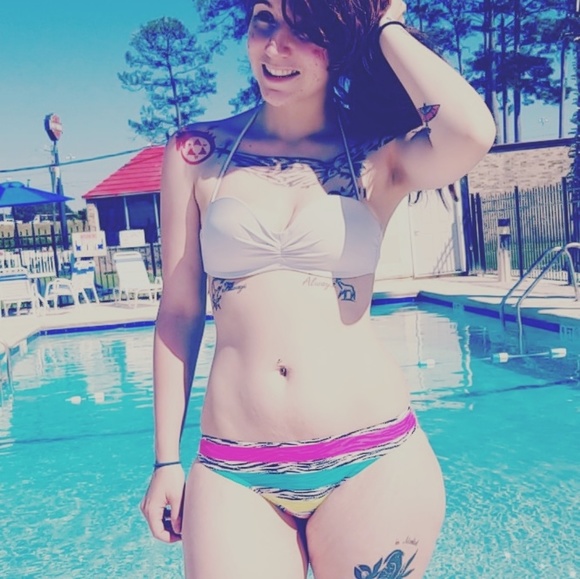 Meet your Posher, Elora - Picture 2 of 2